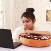 Фото 3 - 3D подушка Пончик карамельний з білим шоколадом